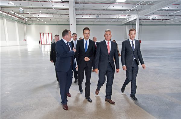 Szijjártó Péter külgazdasági és külügyminiszter (b2), Thomas Faustmann, az Audi Hungaria Motor Kft. ügyvezető igazgatója (b3), Lőre Péter, az Audi Hungaria Motor Kft. kommunikációs igazgatója (b) és Tordai-Lejkó Gábor müncheni főkonzul (j) megtekintik az Audi Hungaria Motor Kft. 10 milliárd forintból felépített második logisztikai csarnokát az átadóünnepség napján Győrben 2015. szeptember 8-án. MTI Fotó: Krizsán Csaba