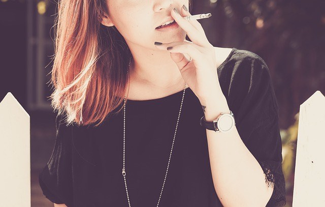 Dohányzó nő lány