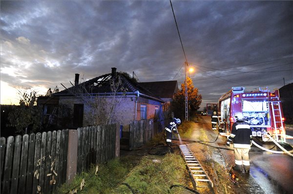 Tűzoltók dolgoznak egy 130 négyzetméteres családi ház tetőszerkezetében keletkezett tűz oltásán Galgamácsán, a Kossuth Lajos utcában 2015. november 11-én. A tüzet megfékezték, személyi sérülés nem történt. MTI Fotó: Mihádák Zoltán