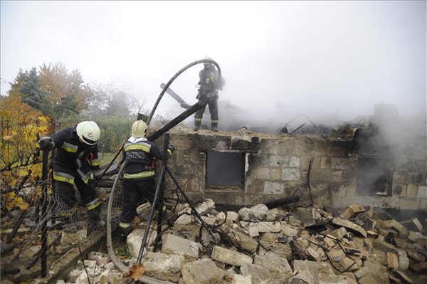 Tűzoltók a XXII. kerületi Árpád utcában, ahol robbanás után romba dőlt, majd kigyulladt egy melléképület 2015. november 9-én. A romok alól előkerült egy férfi holtteste. MTI Fotó: Mihádák Zoltán