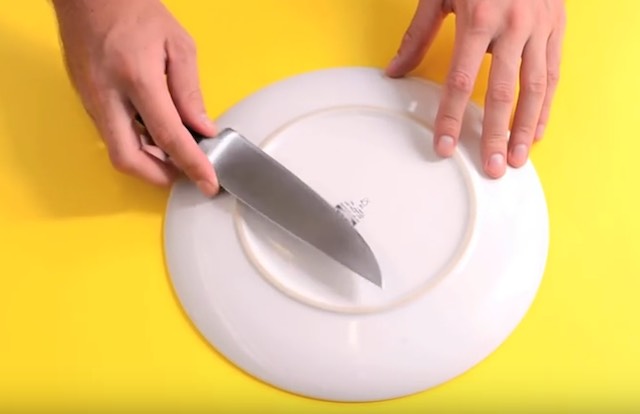 Kés élezése tányérral
