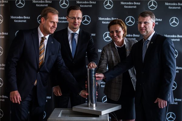 Christian Wolff, a Mercedes-Benz Manufacturing Hungary Kft. ügyvezetésének elnöke, Szijjártó Péter külgazdasági és külügyminiszter, Szemereyné Pataki Klaudia polgármester és Michael Göbel, a Mercedes-Benz kompakt autók termeléséért felelős nemzetközi vezetője (b-j) MTI Fotó: Ujvári Sándor