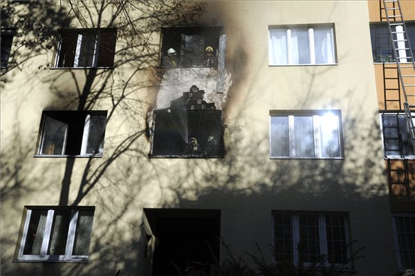 Tűzoltók dolgoznak egy panelház egyik első emeleti lakásába keletkezett tűz oltásán a XI. kerületi Fehérvári úton 2016. november 28-án. A lakás teljes terjedelmében égett. A tűz továbbterjedését sikerült megakadályozni.  Az épületet kiürítették, tizenöt embernek kellett elhagynia otthonát. A mentők egy embert súlyos sérüléssel, négyet megfigyelésre vittek kórházba. MTI Fotó: Mihádák Zoltán