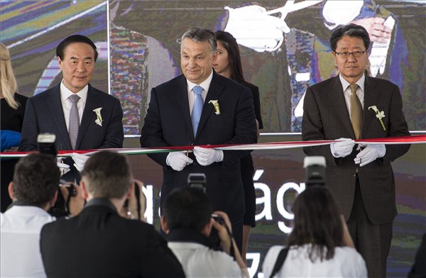 Orbán Viktor miniszterelnök (k), Dzsun Jong Hjun, a Samsung SDI vezérigazgatója (b) és Jim Gun Hjong dél-koreai nagykövet átvágja a nemzetiszínű szalagot a Samsung SDI gödi elektromos jármű akkumulátor gyárának nyitóünnepségén 2017. május 29-én. MTI Fotó: Szigetváry Zsolt