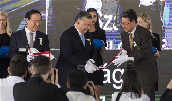 Orbán Viktor miniszterelnök (k), Dzsun Jong Hjun, a Samsung SDI vezérigazgatója (b) és Jim Gun Hjong dél-koreai nagykövet átvágja a nemzetiszínű szalagot a Samsung SDI gödi elektromos jármű akkumulátor gyárának nyitóünnepségén 2017. május 29-én. MTI Fotó: Szigetváry Zsolt