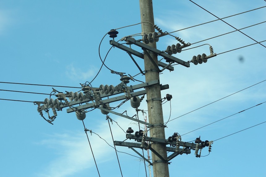 elektromos vezeték oszlop