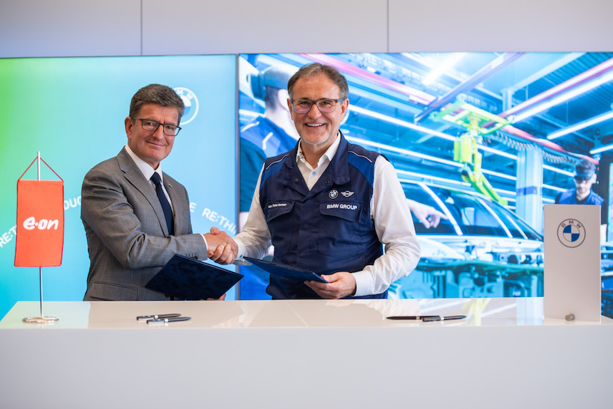 Jamniczky Zsolt, az E.ON Hungária Csoport vezérigazgató-helyettese és Hans-Peter Kemser, a BMW Group Gyár Debrecen elnök-vezérigazgatója