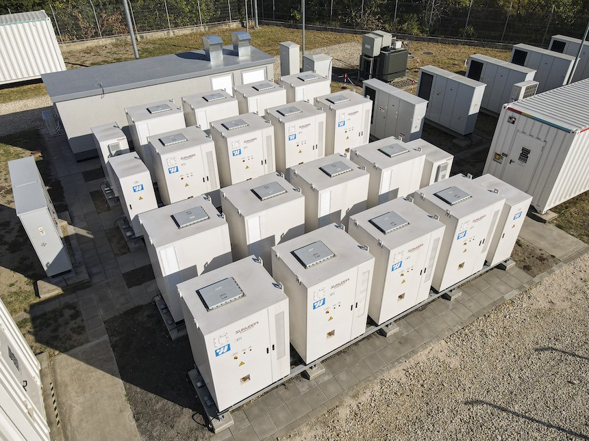 Földkerülésnyi energia 16 akkuszekrényben