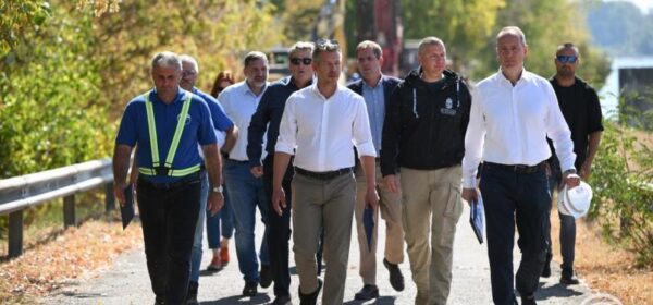 Paks, 2026. augusztus 15. Magyar Péter miniszterelnök (k) paksi sajtótájékoztatójára érkezik az MVM Paksi Atomerőmű közelében 2026. augusztus 15-én. Mellette Gacsályi József, az Országos Vízügyi Főigazgatóság műszaki főigazgató-helyettese (b) és Kádár Pál, a Védelmi Igazgatási Hivatal főigazgatója (j). Mögöttük Ruszin-Szendi Romulusz honvédelmi miniszter, Ruff Bálint, a Miniszterelnökséget vezető miniszter, Kapitány István gazdasági és energetikai miniszter és Tóth Péter nemzetbiztonsági főtanácsadó (j-b). Rövidesen megkezdődik a bárkák irányított süllyesztése Paksnál a dunai vízszint emelése érdekében. MTI/Bodnár Boglárka